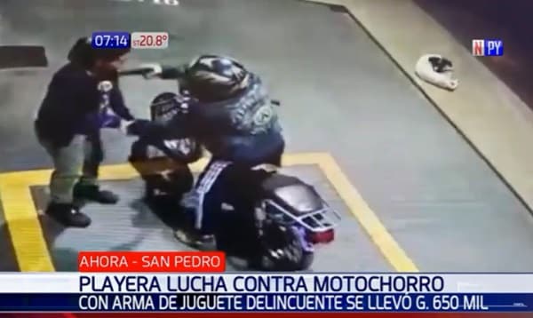 Playera lucha contra delincuente para evitar asalto en surtidor