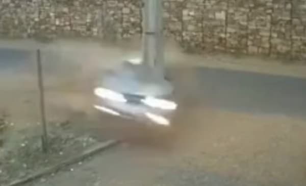 Conductor y adolescente mueren tras impacto de vehículo contra columna