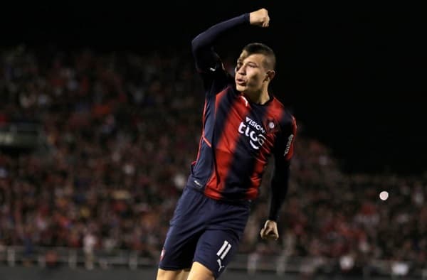 Cerro gana en el este y sigue firme en la punta