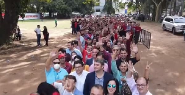 Forman fila para rendir pleitesía a Cartes en su cumpleaños