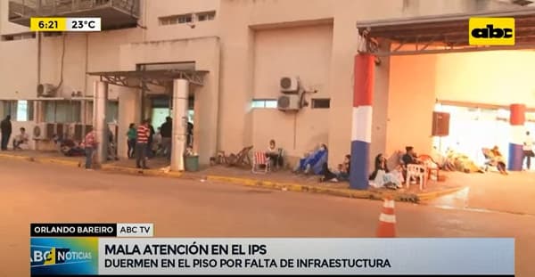 Familiares de internados en el IPS sufren espera a la intemperie