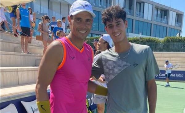 Rafael Nadal da la bienvenida en su academia a Daniel Vallejo