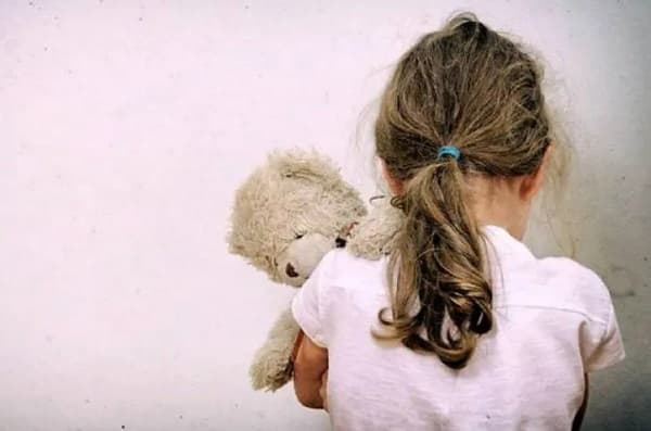 Madre denuncia inacción de la justicia en abuso de su hija por parte del padre