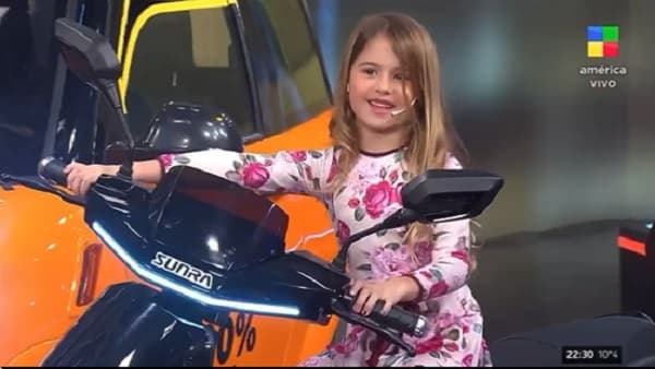Niña arranca moto en programa de TV y genera indignación