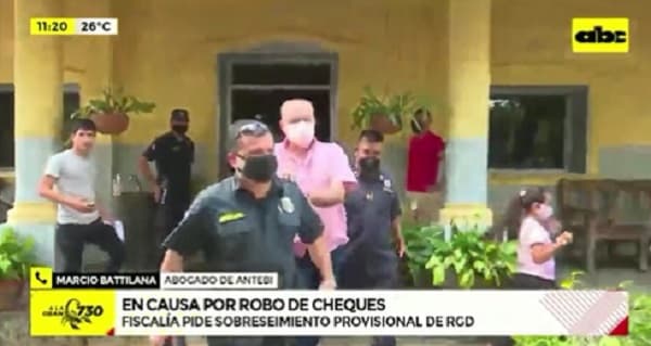 Fiscalía pide sobreseimiento de González Daher en caso de cheques robados