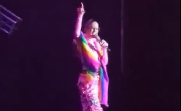 Tini se arropa con la bandera LGBTI y enciende polémica 