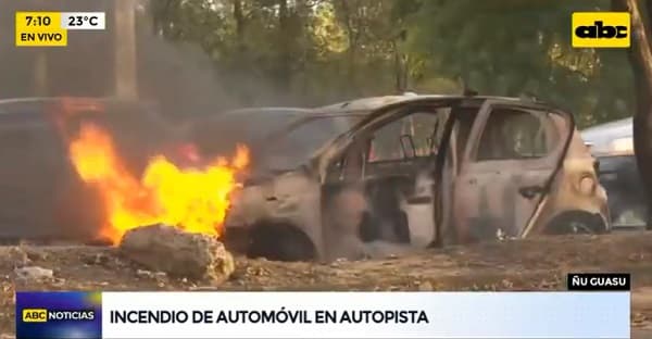 Automóvil es consumido por las llamas en plena Autopista