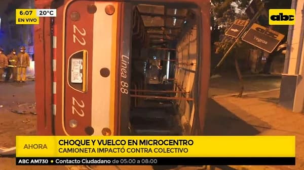Choque de camioneta contra bus provoca vuelco en el microcentro