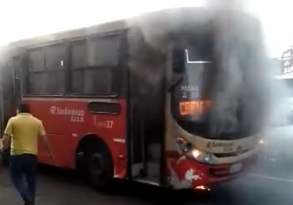 Bus de la Línea 27 arde en llamas sobre Eusebio Ayala 
