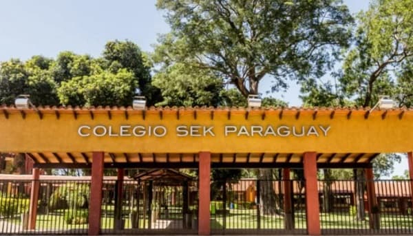 Colegio justifica desmatriculaciones y habla de padres morosos, además de “conductas agresivas”