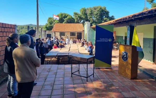 Fundación de banco equipa escuela en Caacupé
