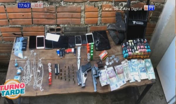 Policía detiene a ocho personas en allanamientos en Mariano