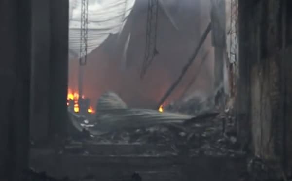 Llamas se reavivan en lo poco que quedó en depósito 