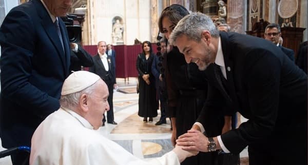 Abdo Benítez y Primera Dama son recibidos por Francisco