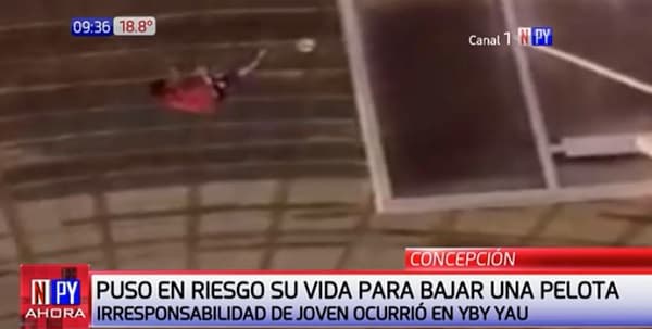 Graban a adolescente trepando techo de tinglado para bajar pelotas