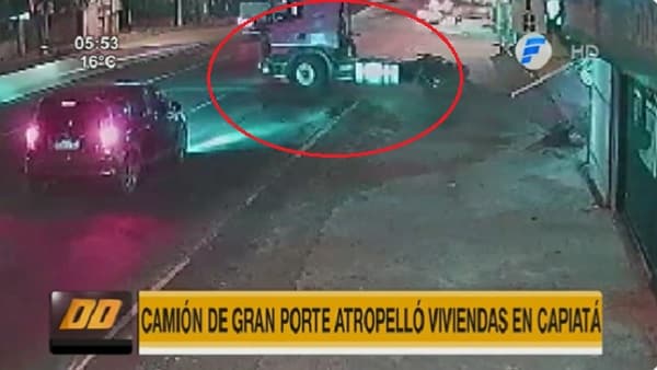 Camión choca contra viviendas y luego se da a la fuga