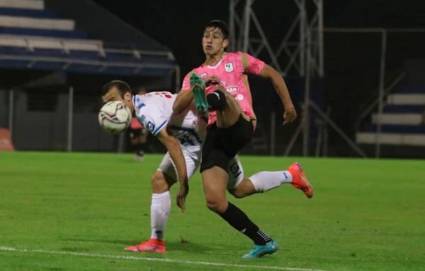 Tacuary vence a 12 de Octubre con golazo y blooper