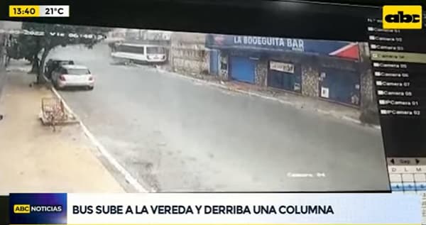 Bus pierde dirección y derriba columna de la ANDE