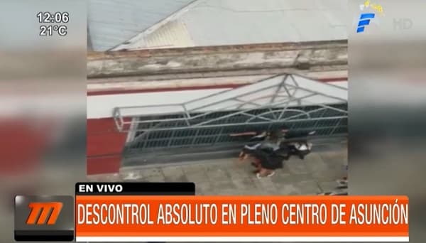 Jóvenes se trenzan a golpes tras fiesta en discoteca del microcentro