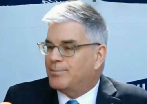 Embajador muestra fastidio al ser consultado sobre corruptos paraguayos