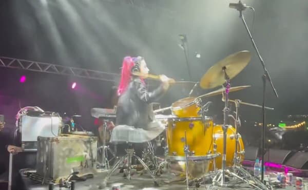 Emma Sofía toca ante miles de espectadores en el ReciclArte 