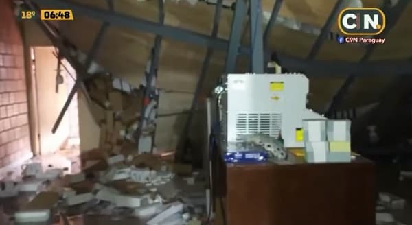 Rescatan a tres personas en derrumbe de estructura en depósito