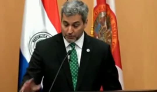 Abdo sufre traspié durante exposición en universidad de Miami