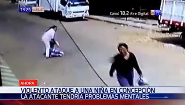 Mujer ataca a niña y la tira al pavimento en Concepción