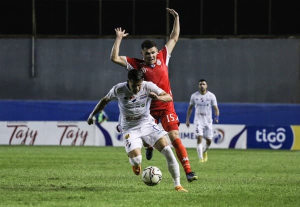 Nacional gana con uno menos y asegura la punta 