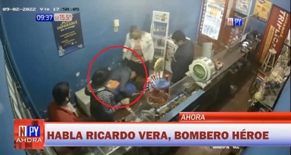 Heroico: Bombero salva a niño que se atragantó con una golosina