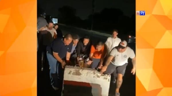 Videos retratan el retiro de bloques en polémico giro clausurado