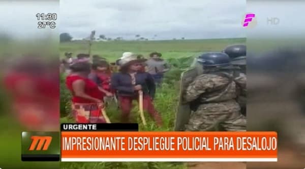 Policía llega a estancia para desalojar a 80 indígenas