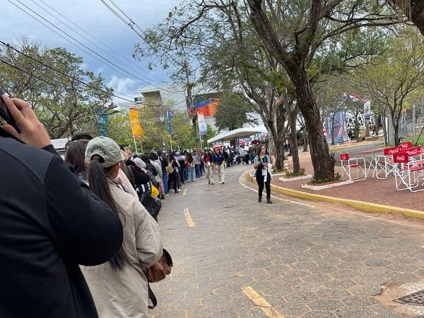 Forman extensa fila para ver a Paraguay en la final de baloncesto 