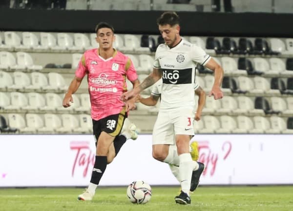 Olimpia gana y se mantiene al acecho 