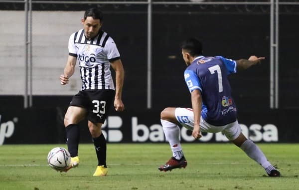 Libertad salva el empate gracias a un “regalo” 