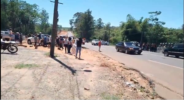 Pobladores de Ytú se manifiestan contra instalación de muros