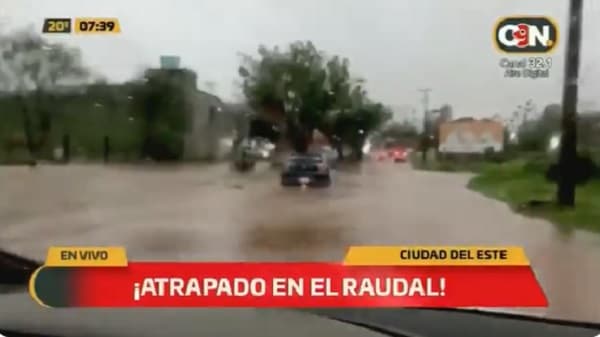 Conductor queda atrapado en medio del raudal en Ciudad del Este