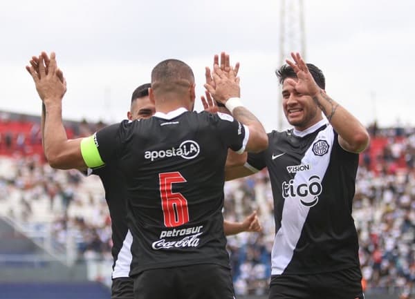 Olimpia gana con marcador de tenis y mete presión 