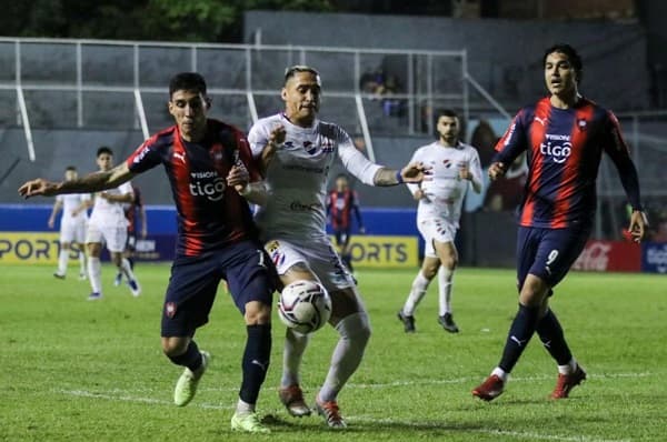 Punteros empatan en partido con polémica