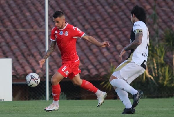 Tacuary cae goleado y cambia de técnico 