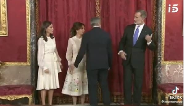 Pifiada de Abdo y esposa en foto oficial con reyes de España