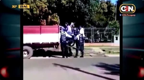 Mujer es llevada con su motocicleta al corralón municipal de Oviedo