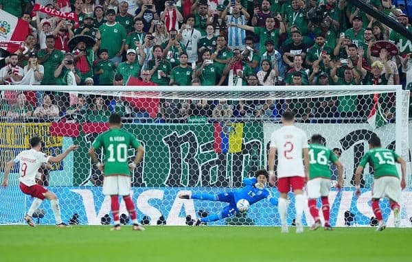 Con un brillante Ochoa, México empata ante Polonia 