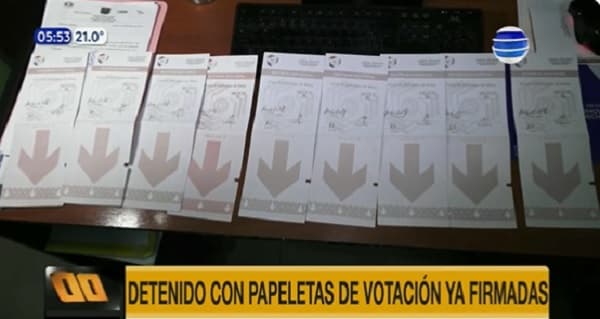 Detienen a un hombre con nueve papeletas de votación firmadas