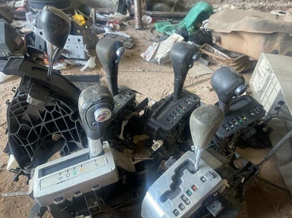 Fiscalía allana desarmaderos con decenas de vehículos “robados”