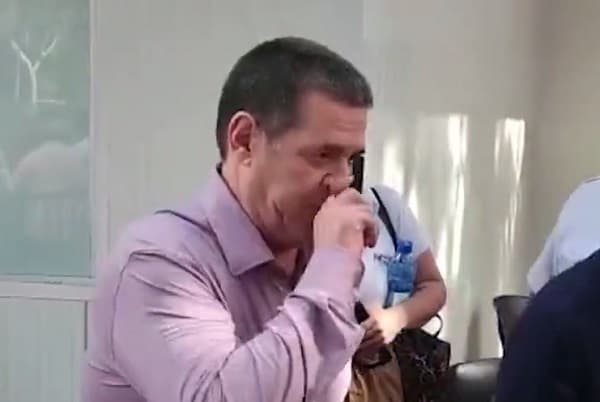 ¿Qué le pasó?: Cartes llama la atención por peculiar lenguaje corporal 