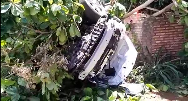 Asaltantes vuelcan y hasta invaden vivienda durante huida