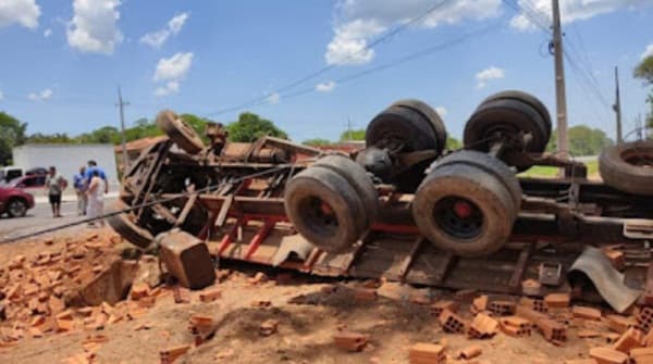 Conductor muere en vuelco de camión en zona de Pedrozo