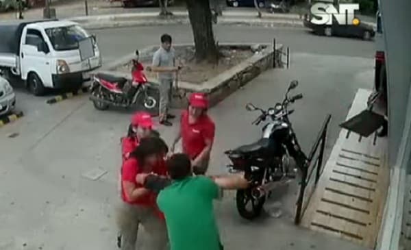 Funcionarios de cadena de minimercados frustran robos