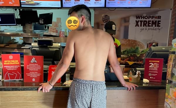 Queja por comensal con el torso desnudo genera revuelo en redes